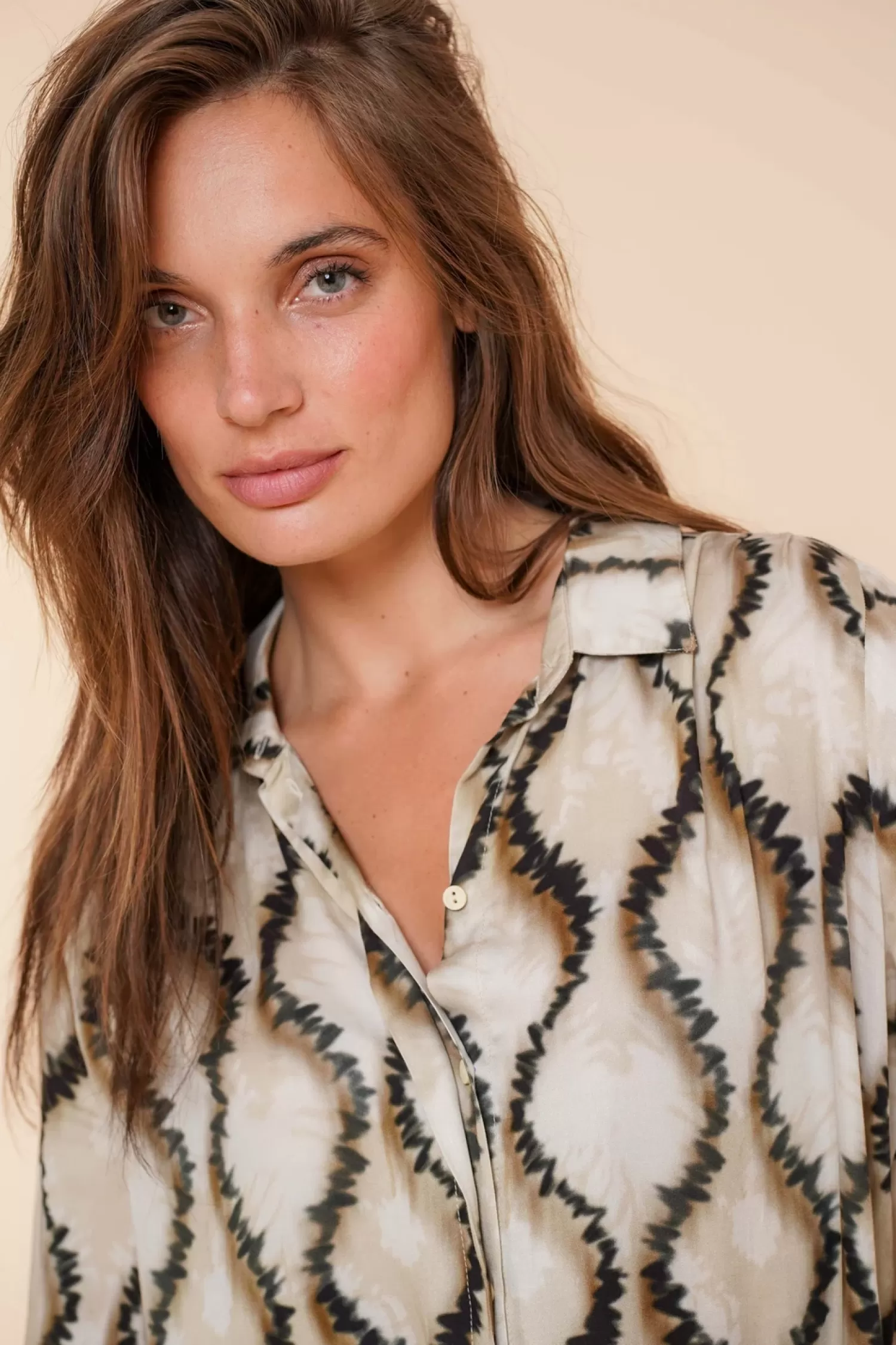 geisha_dames_blouse_met_swirl_print__5.webp Geisha Fashion Blouses*Geisha Dames Blouse Met Swirl Print 43677-20 sand