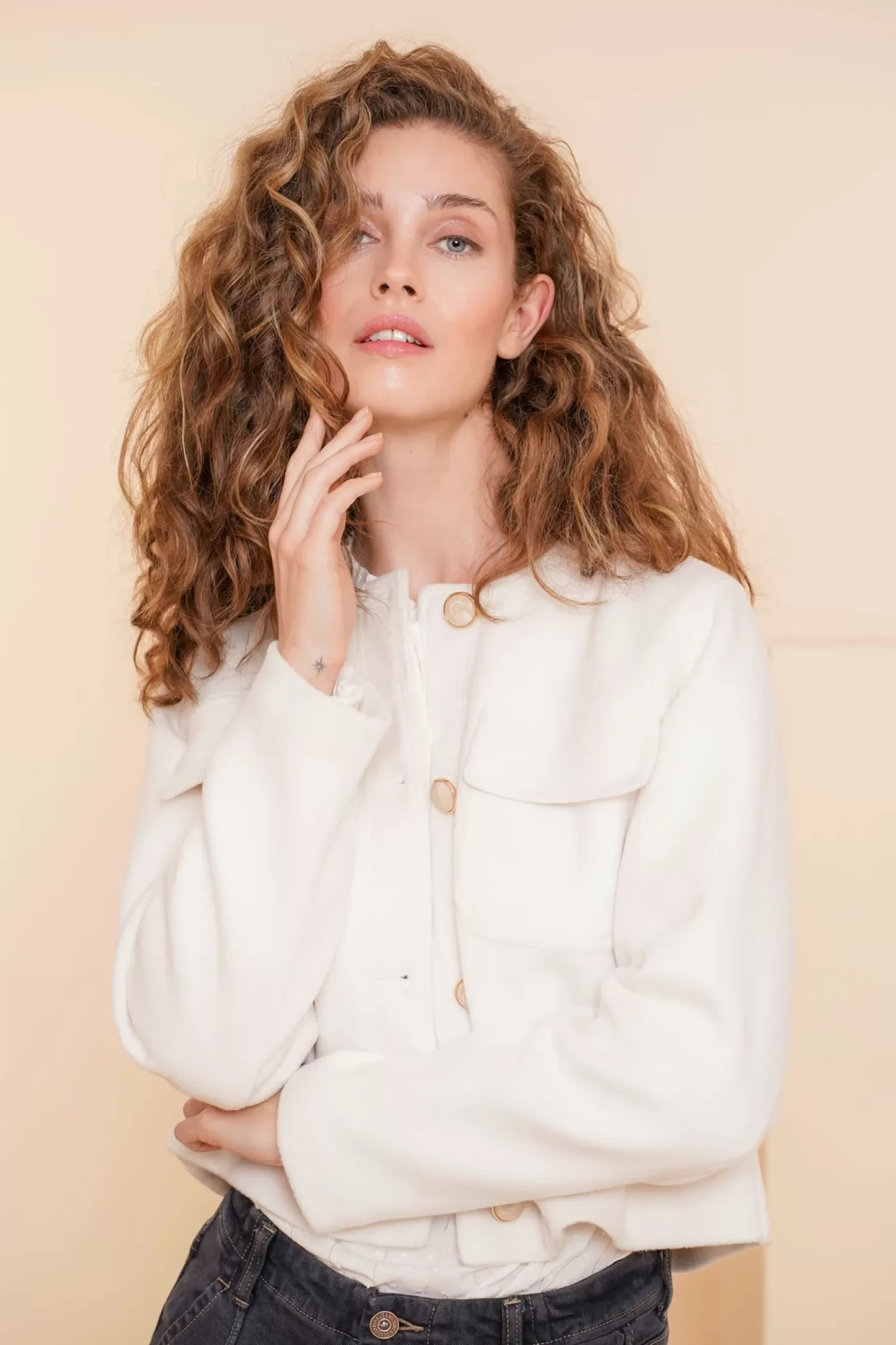 geisha_dames_korte_blazer_met_gouden_knopen__2.webp Geisha Fashion Jasjes & Blazers*Geisha Dames Korte Blazer Met Gouden Knopen 45514-10 off-white