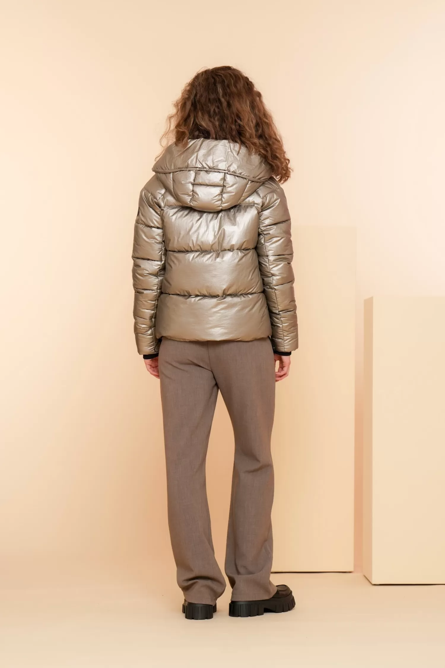 geisha_dames_korte_metallic_pufferjas__2.webp Geisha Fashion Jassen & Jacks*Geisha Dames Korte Metallic Pufferjas 48550-12 bronze