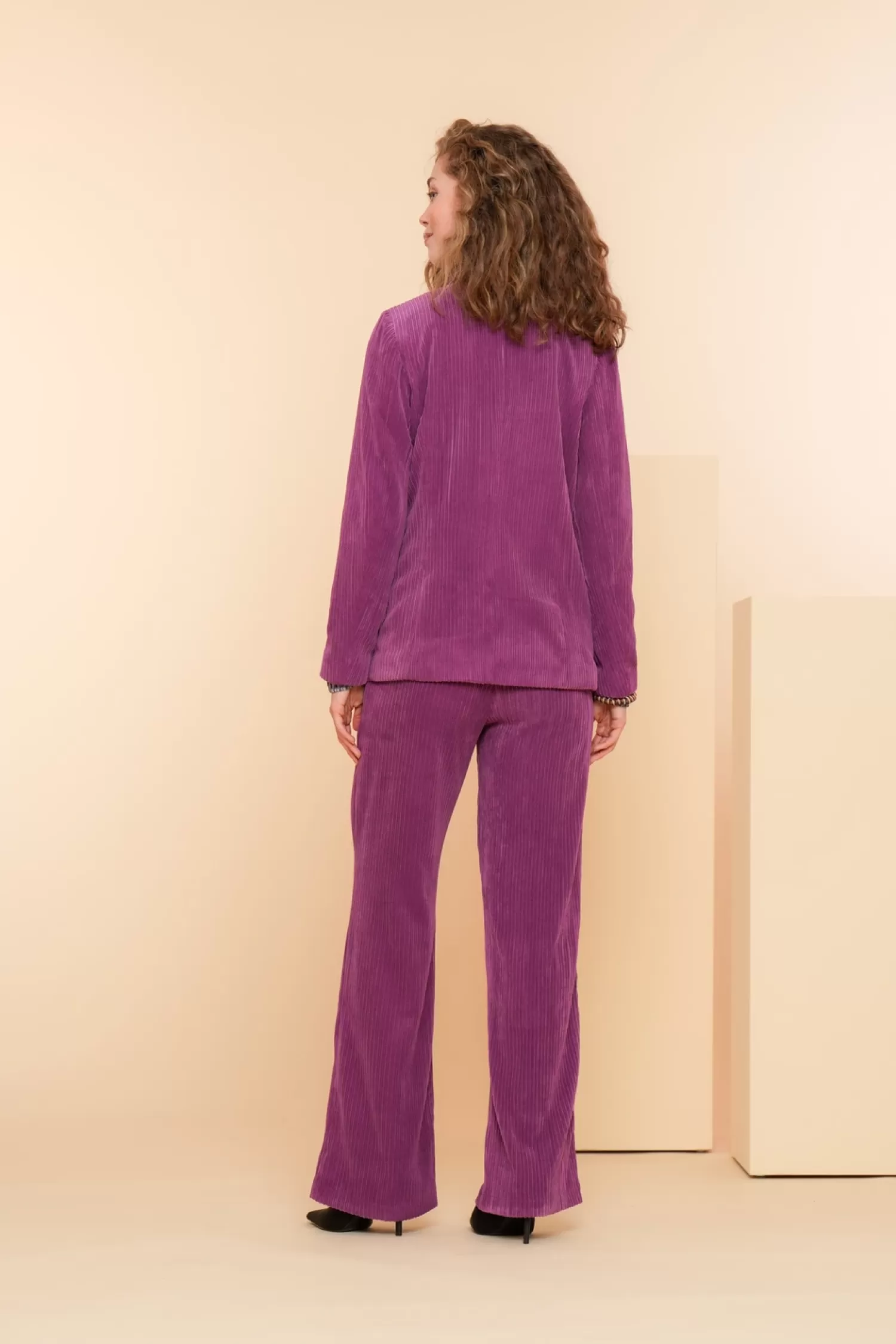 geisha_dames_ribfluwelen_blazer__2.webp Geisha Fashion Jasjes & Blazers*Geisha Dames Ribfluwelen Blazer 45518-10 paars