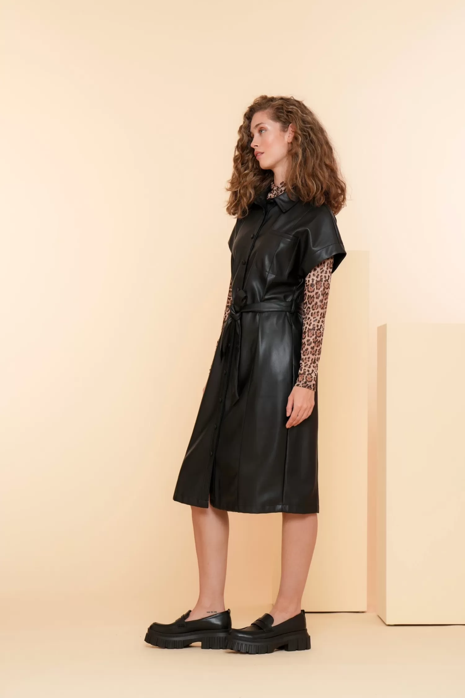geisha_dames_vegan_leather_look_shirtdress__4.webp Geisha Fashion Jurken & Jumpsuits*Geisha Dames Vegan Leather Look Shirtdress 47503-10 zwart