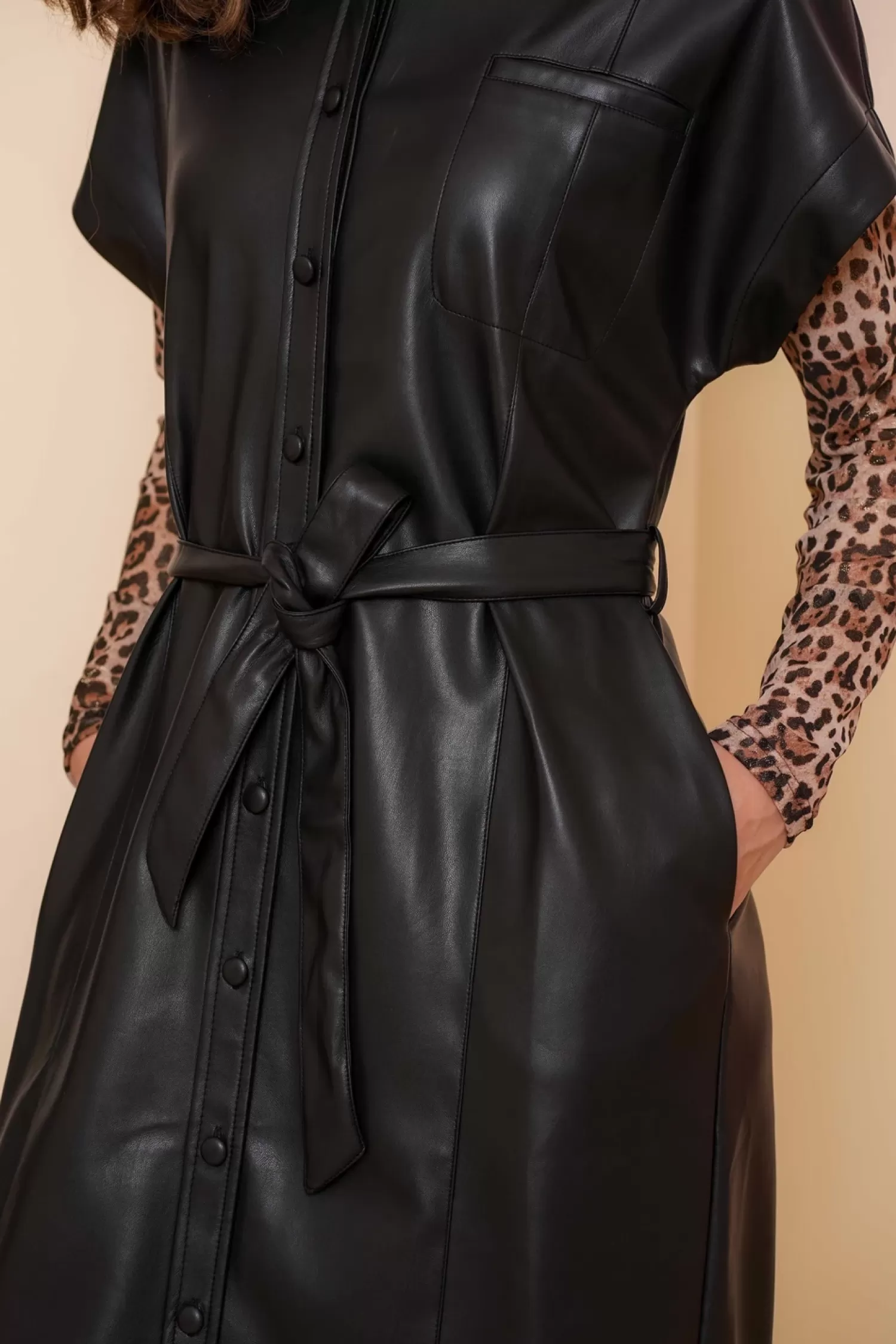 geisha_dames_vegan_leather_look_shirtdress__6.webp Geisha Fashion Jurken & Jumpsuits*Geisha Dames Vegan Leather Look Shirtdress 47503-10 zwart